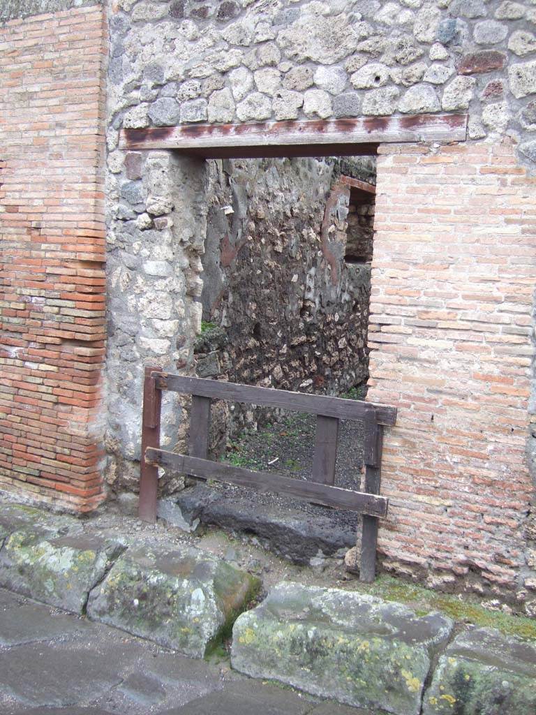 VI.13.12 Pompeii. December 2005. Entrance doorway.