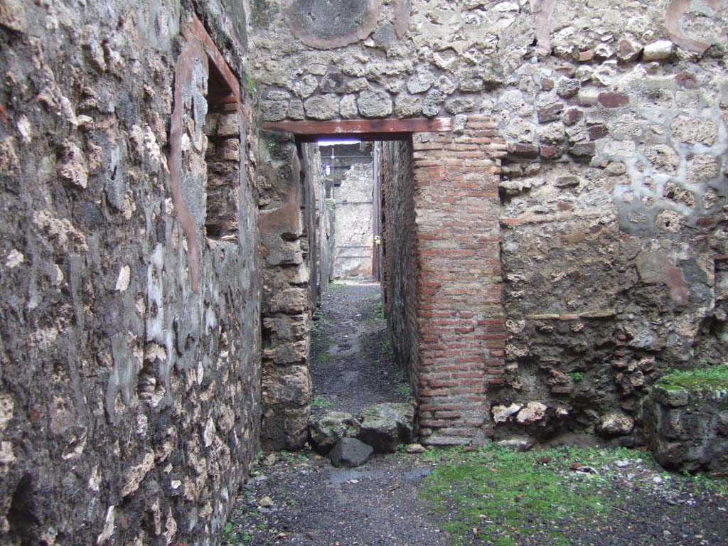VI.13.12 Pompeii. December 2005. Looking west from entrance doorway, to corridor leading towards VI.13.19.