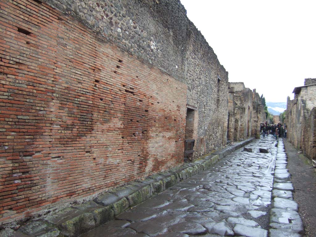 VI.13.12 Pompeii. December 2005. South wall of kitchen area.