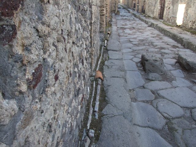 Vicolo dei Vettii outside VI.13.13 showing lead pipes in pavement, December 2007.