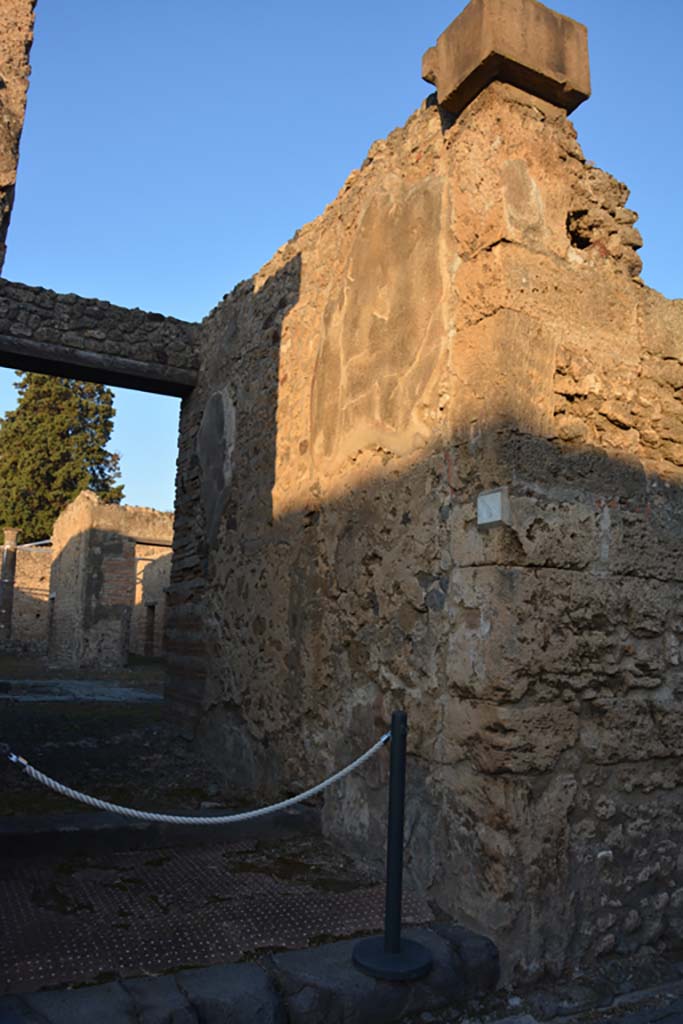VI.13.13 Pompeii. May 2015. Looking west across atrium, from entrance doorway. 
Photo courtesy of Buzz Ferebee.
