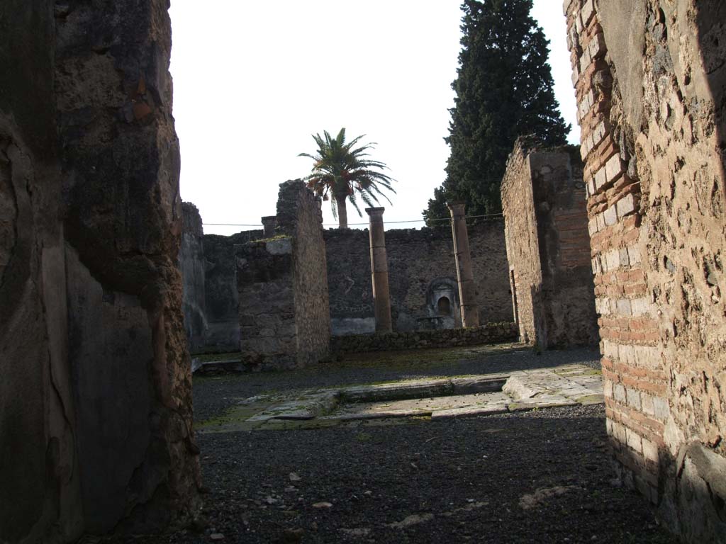VI.13.13 Pompeii. December 2004. Looking west across atrium, from entrance corridor.