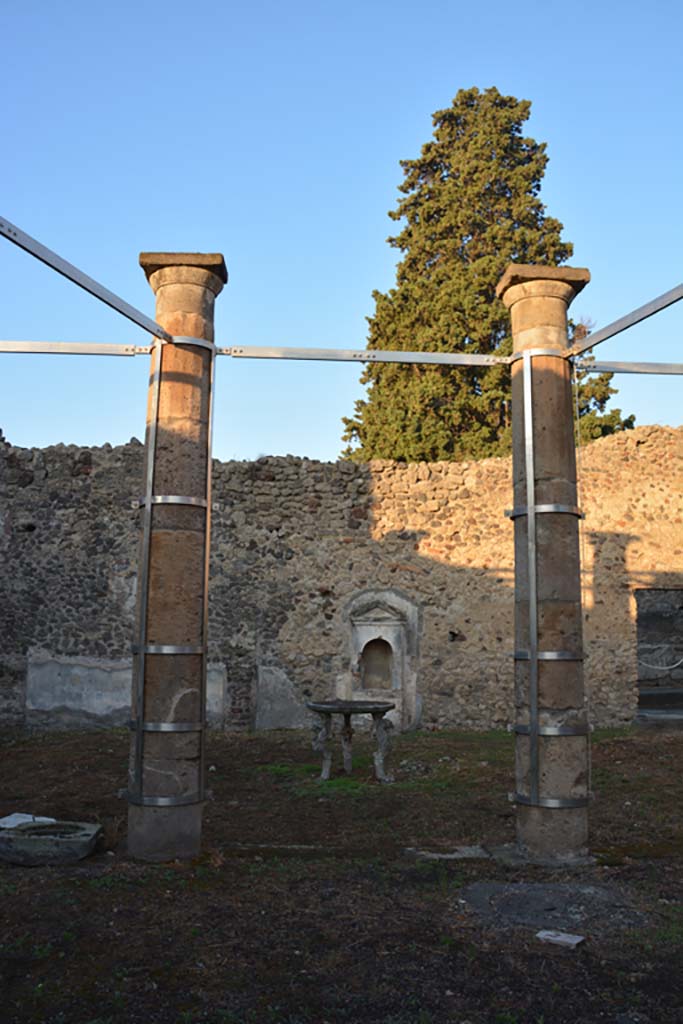 VI.13.13 Pompeii. October 2019. 
Looking west across peristyle towards aedicula lararium against west wall of garden area.
Foto Annette Haug, ERC Grant 681269 DÉCOR.
