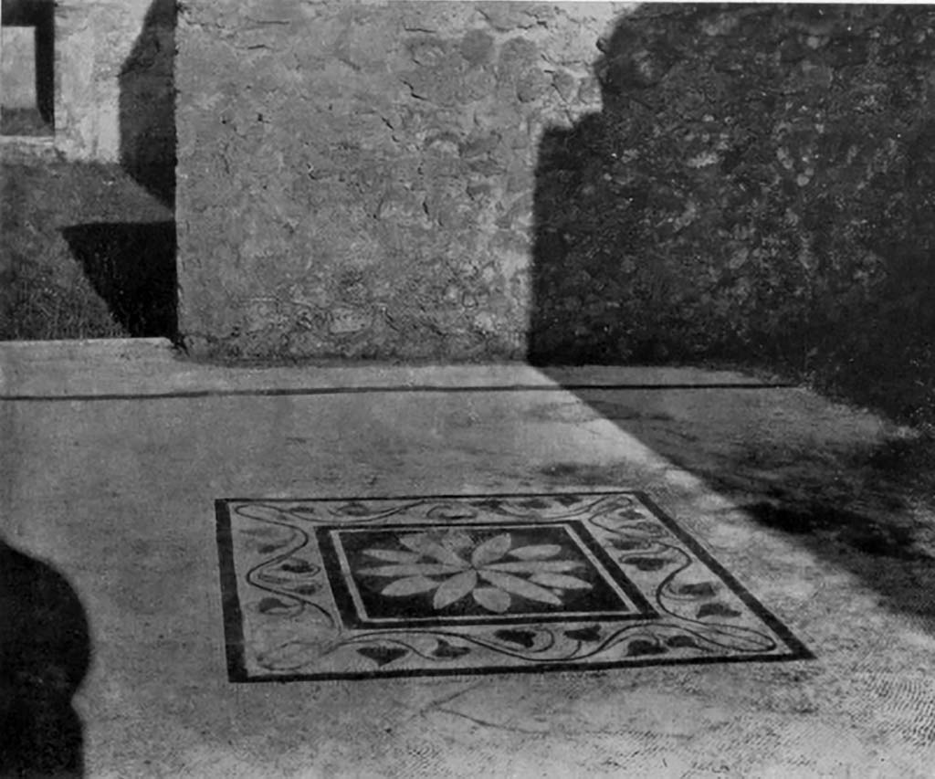 VI.13.13 Pompeii. Painting by Discanno of (above) emblema from middle of flooring in triclinium/oecus.
According to Presuhn, No.13,14,15,18 –
“a large patrician dwelling extending across the insula and having a rear door at VI.13.18. 
This painting reproduces a mosaic emblema found on the floor of the oecus.
See Presuhn, E. Pompei les dernières fouilles de 1874-75, section VI, plate IV upper.
