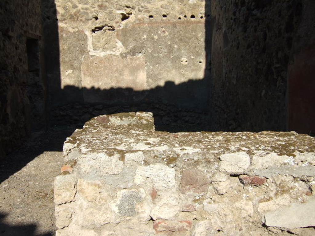 VI.13.17 Pompeii. December 2004. Looking east across bar podium or counter, with one urn and a hearth.
