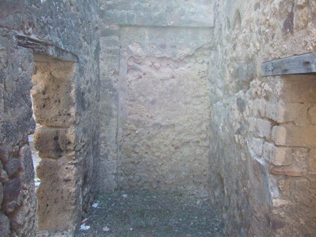 VI.13.17 Pompeii. September 2005. Looking west in corridor on north side of bar-room. The doorway on the left leads back into the bar-room, the doorway on the right leads into a room, possibly for the clients.
