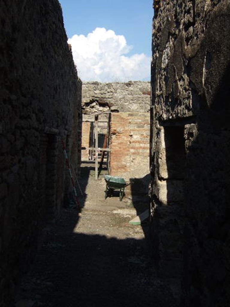 VI.13.17 Pompeii. September 2005. Looking east along corridor, towards garden and rooms in VI.13.16 on east side.