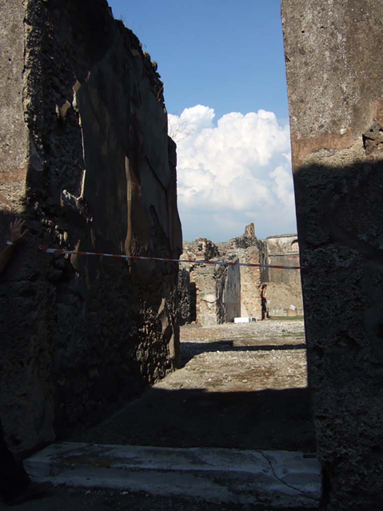 VI.13.19 Pompeii. September 2005. Impluvium in atrium.