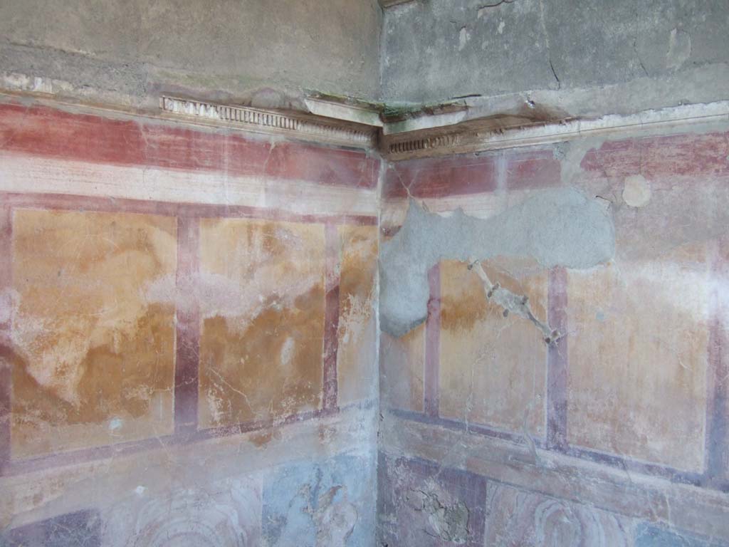 VI.13.19 Pompeii. September 2005. Cubiculum on the north side of atrium, north-east corner with painted wall decoration.