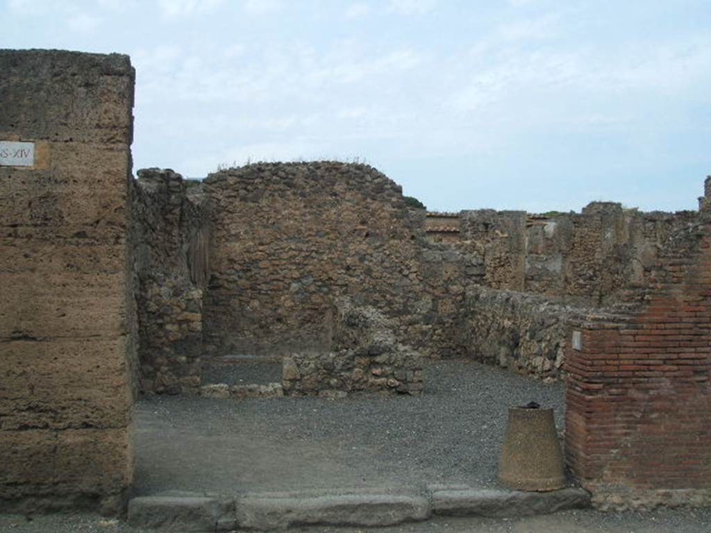 VI.14.1 Pompeii. May 2005. Entrance on Via della Fortuna