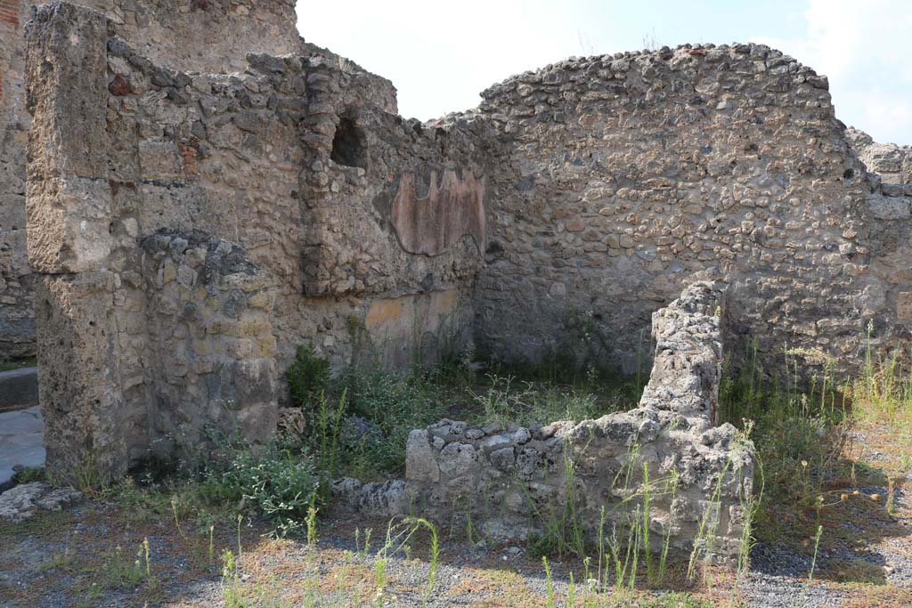 VI.14.1 Pompeii. December 2018. Looking north to cubiculum on west (left) side at rear. Photo courtesy of Aude Durand.