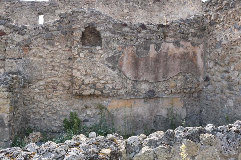 VI.14.1 Pompeii. December 2018. 
Looking towards west wall of rear cubiculum, with niche and bed-recess. Photo courtesy of Aude Durand.
