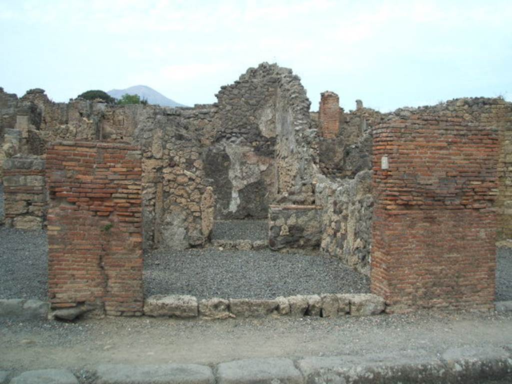 VI.14.3 Pompeii. May 2005. Entrance doorway, looking north.