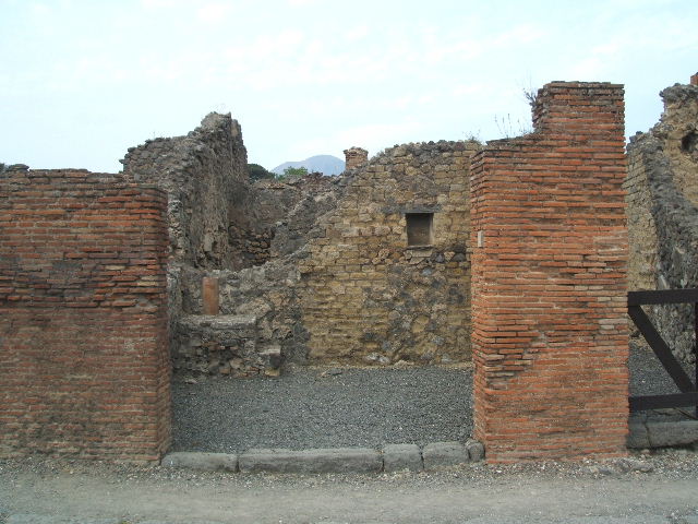 VI.14.4 Pompeii. May 2005. Looking north to entrance to shop.