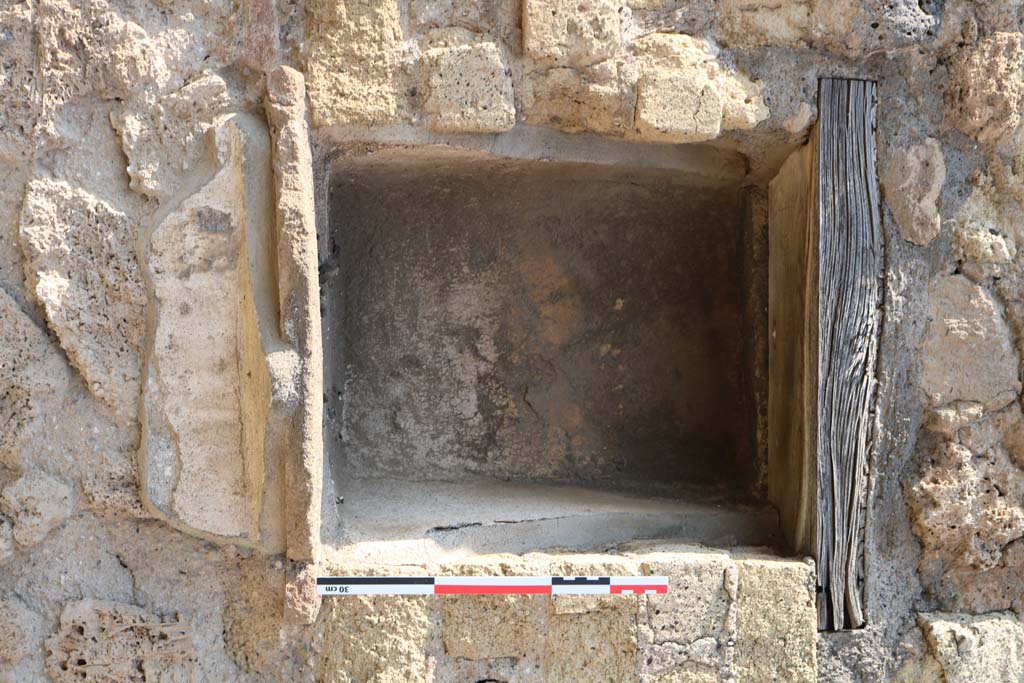 VI.14.4 Pompeii. December 2018. 
Detail of niche in north wall of shop. Photo courtesy of Aude Durand.
