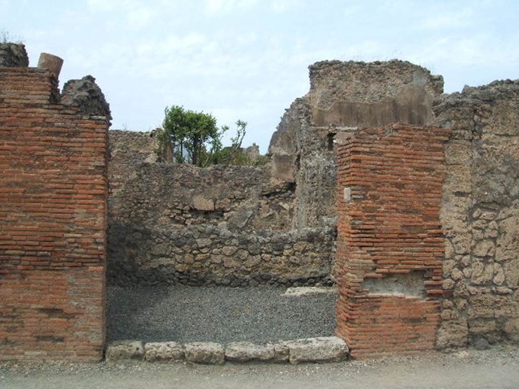 VI.14.7 Pompeii. May 2005. Entrance doorway, on Via della Fortuna.