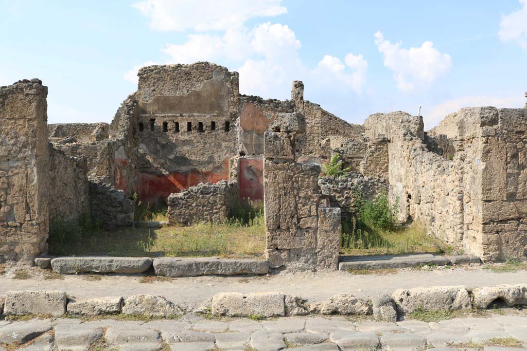 VI.14.8 Pompeii, on left. December 2018. 
Looking north on Va della Fortuna towards entrance doorways, with VI.14.9, on right. Photo courtesy of Aude Durand.

