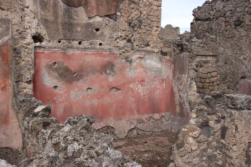 VI.14.8 Pompeii. October 2020. Doorway to room on east side, detail of decorated walls in cubiculum. Photo courtesy of Klaus Heese.