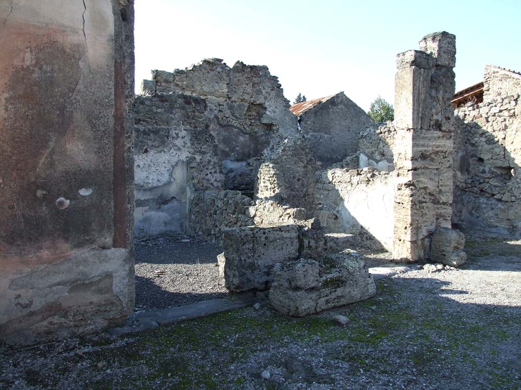 VI.14.12 Pompeii. December 2007. Doorways to oecus on left, and to corridor to kitchen, on right.