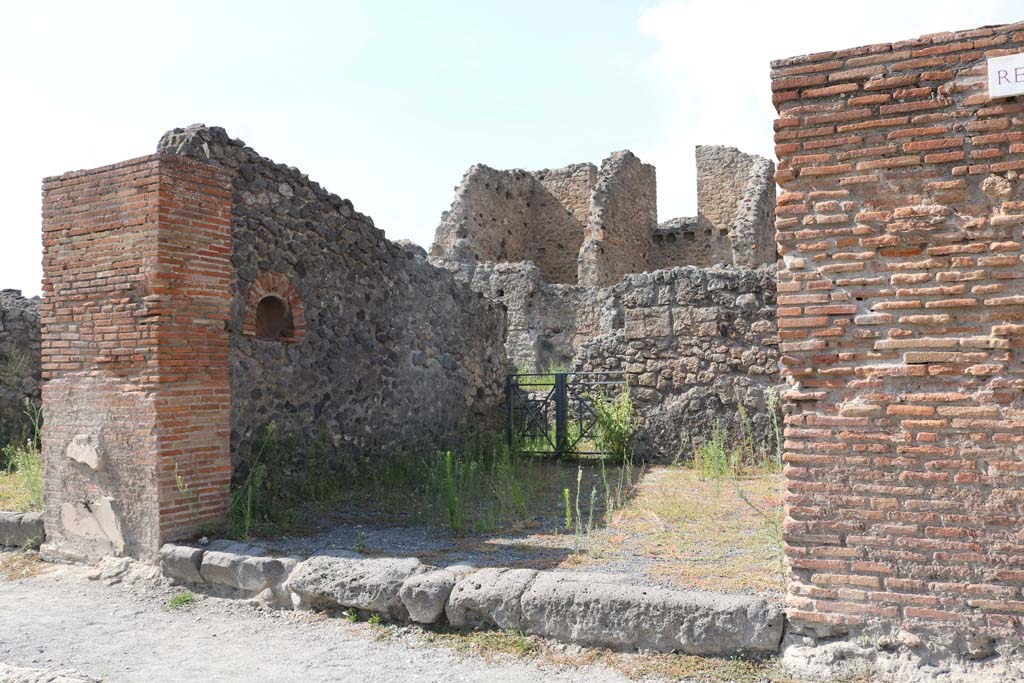 VI.14.16 Pompeii, December 2018. Looking towards west wall with niche. Photo courtesy of Aude Durand.
