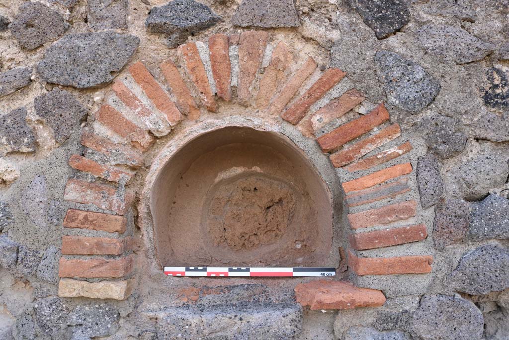 VI.14.16 Pompeii, December 2018. Detail of niche in west wall. Photo courtesy of Aude Durand.
