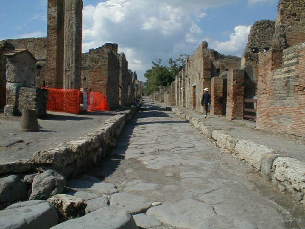 VI.14.17 Pompeii. September 2005.  Via del Vesuvio, looking north.       V.1