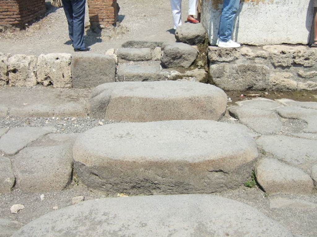 Stepping stones and step outside VI.14.17 on Via della Fortuna