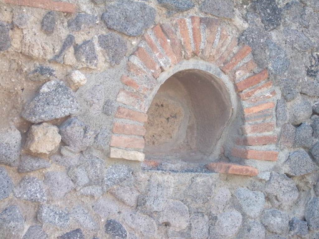 VI.14.17 Pompeii. May 2005. Niche in west wall.