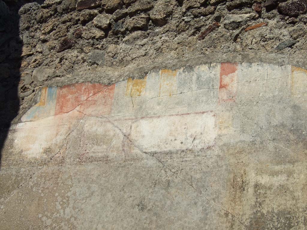 VI.14.20 Pompeii. March 2009. Room 10, remains of painted plant decoration and bird, at east end of north wall in triclinium.
