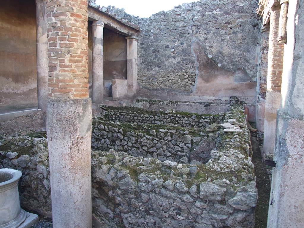 VI.14.22 Pompeii. December 2007. Room 12, peristyle converted into a fullonica.