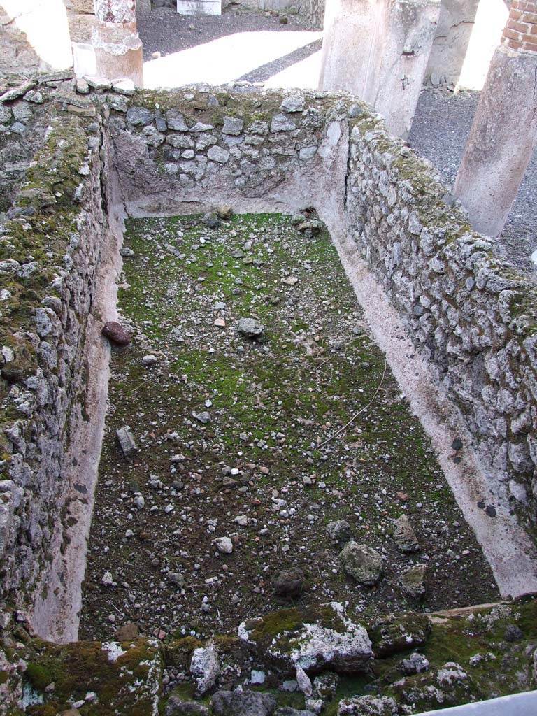 VI.14.22 Pompeii. December 2007. Room 12, looking north into the east rinsing basin.