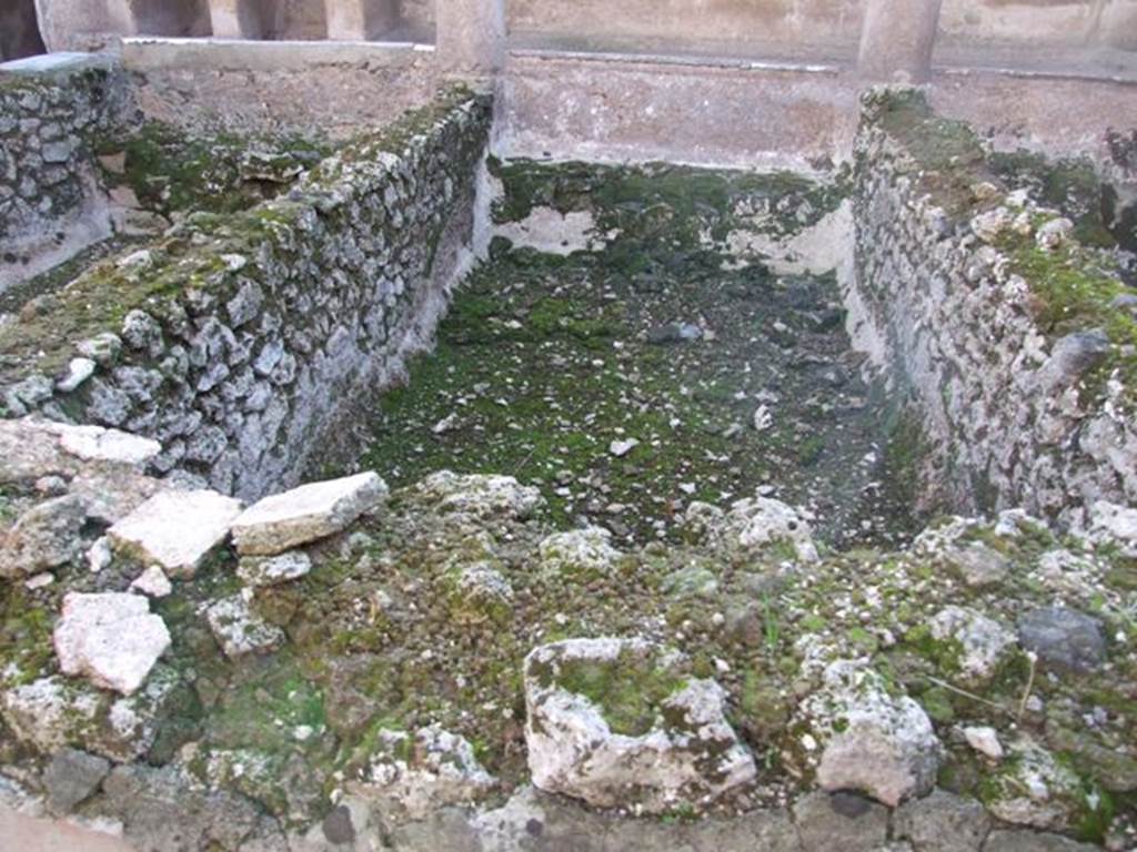 VI.14.22 Fullonica of Balbinus.  December 2007.  Room 12.  Looking south into the middle rinsing basin.