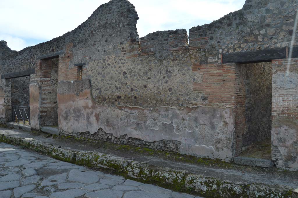 VI.14.21, on left, followed by VI.14.22, with VI.14.23, on right. March 2018.
Front façade with remaining stucco on west side of Via del Vesuvio.
Foto Taylor Lauritsen, ERC Grant 681269 DÉCOR.
