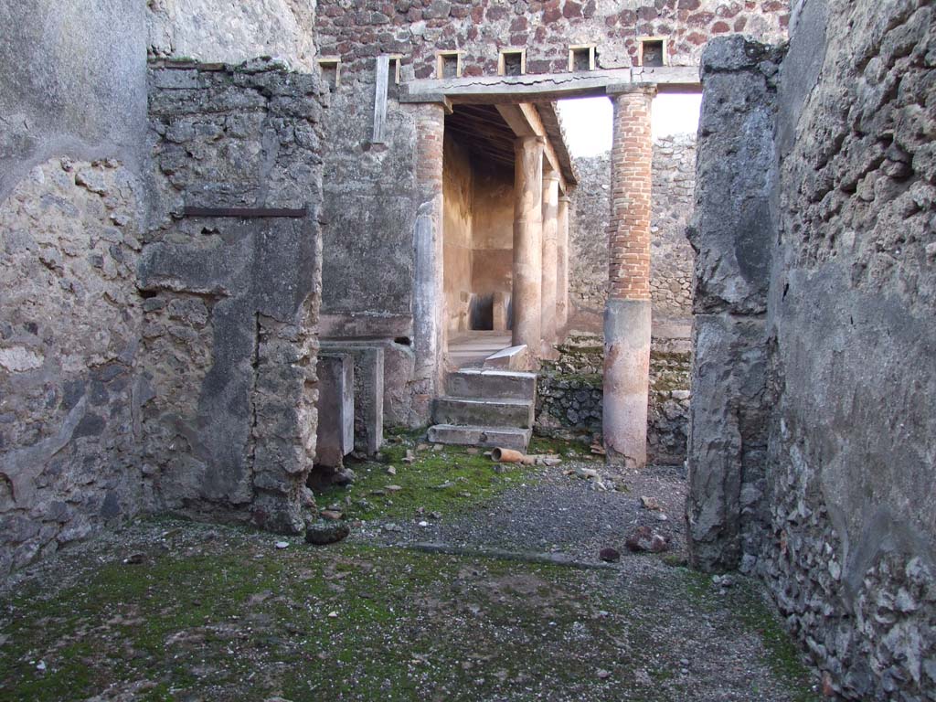 VI.14.22 Pompeii. December 2007. Room 5, looking west to peristyle which has been converted with vats for a fullery.