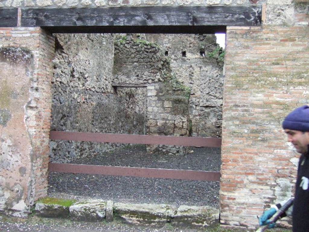 VI.14.24 Pompeii. December 2005. Looking west to entrance doorway. According to BdI, this entrance was found without a threshold. 
