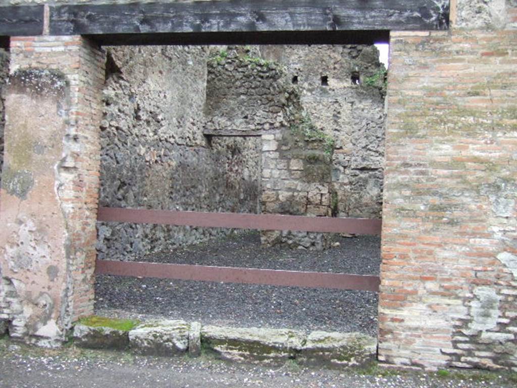 VI.14.24 Pompeii. December 2005. Looking west to entrance doorway.