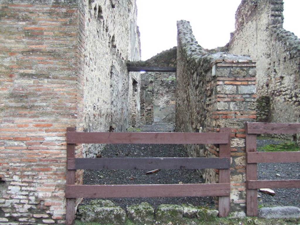 VI.14.25 Pompeii. December 2005. Looking west towards entrance doorway.