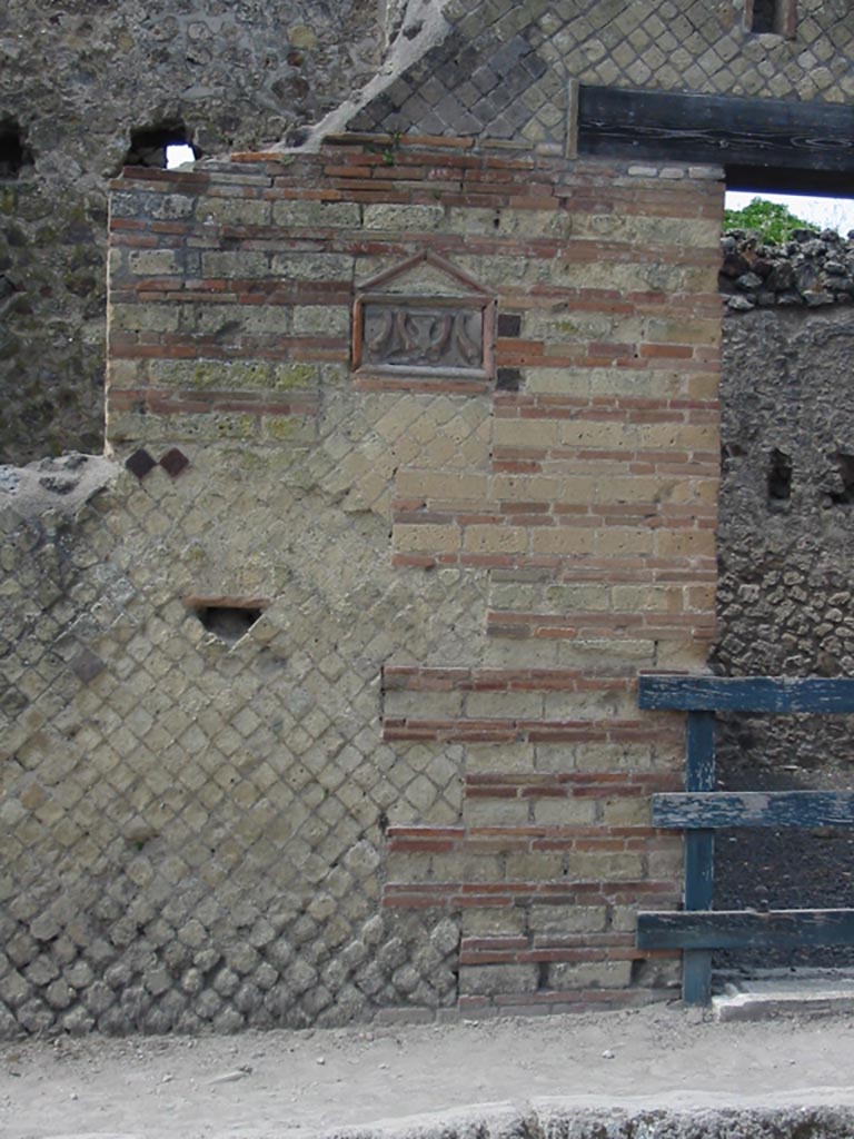 VI.14.28 Pompeii. March 2018. Looking towards wall on south side of entrance doorway with plaque.
Foto Taylor Lauritsen, ERC Grant 681269 DÉCOR.
