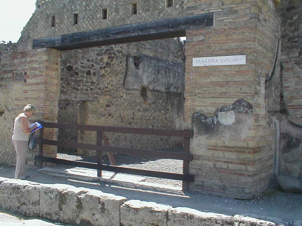 VI.14.28 Pompeii. March 2018. Looking west towards entrance doorway.
Foto Taylor Lauritsen, ERC Grant 681269 DÉCOR.
