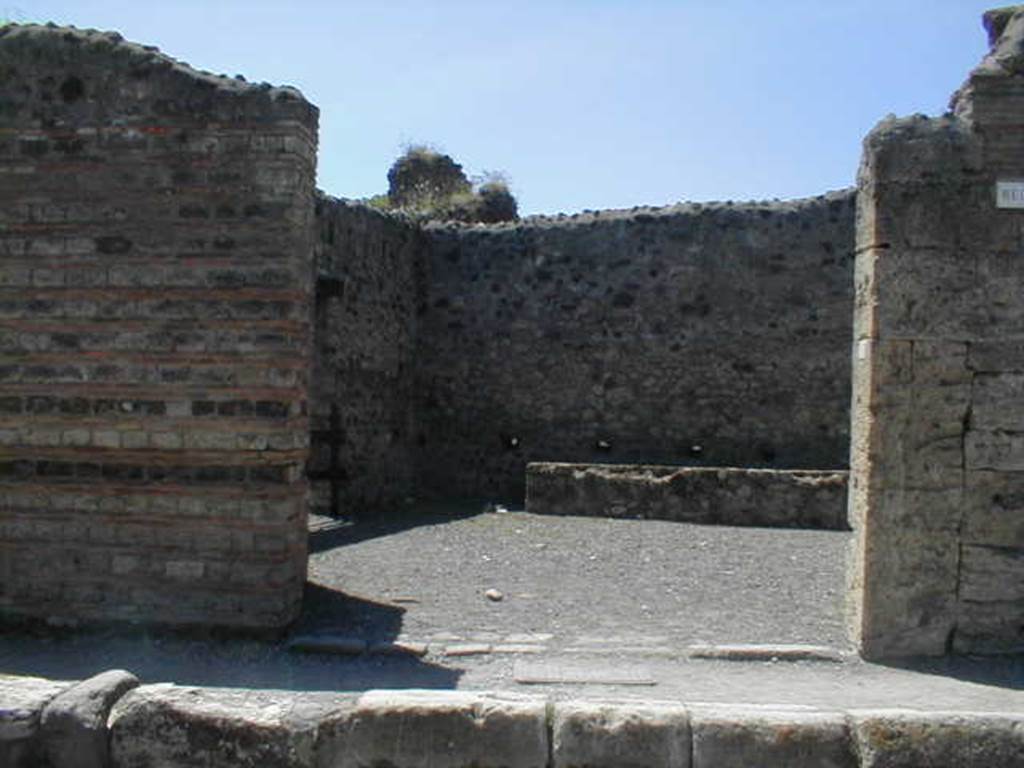 VI.14.31 Pompeii. May 2005.  Entrance, and south west corner.