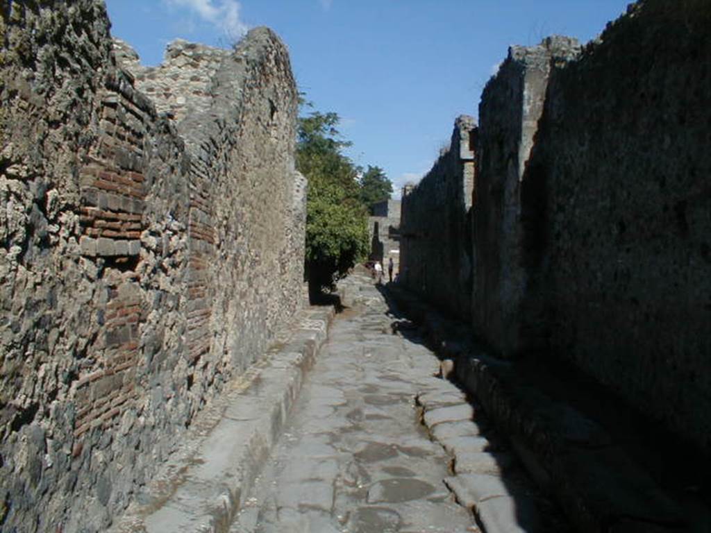 VI.16 Pompeii.  Vicolo di Mercurio looking east to Via delle Nozze d’ Argento.  VI.14.35