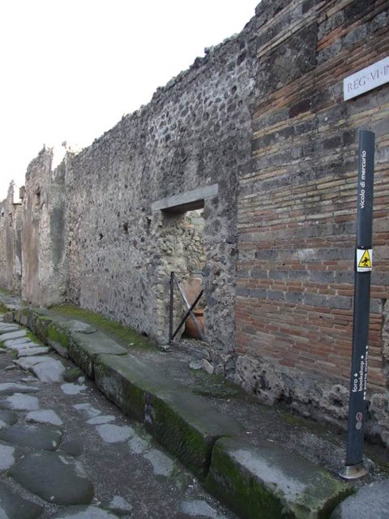 VI.14.35 Pompeii. December 2007. Rear entrance doorway on Vicolo di Mercurio.  According to Della Corte, this caupona was kept by a certain Salvius, as proved by the electoral recommendation on the wall between the two entrances - Salvius rog(at)   [CIL IV 3493 with note 1].
See Della Corte, M., 1965.  Case ed Abitanti di Pompei. Napoli: Fausto Fiorentino. (p.81-3)
According to Epigraphik-Datenbank Clauss/Slaby (See www.manfredclauss.de), it read –
Casellium aed(ilem) Salvius rog(at)      [CIL IV 3493]

