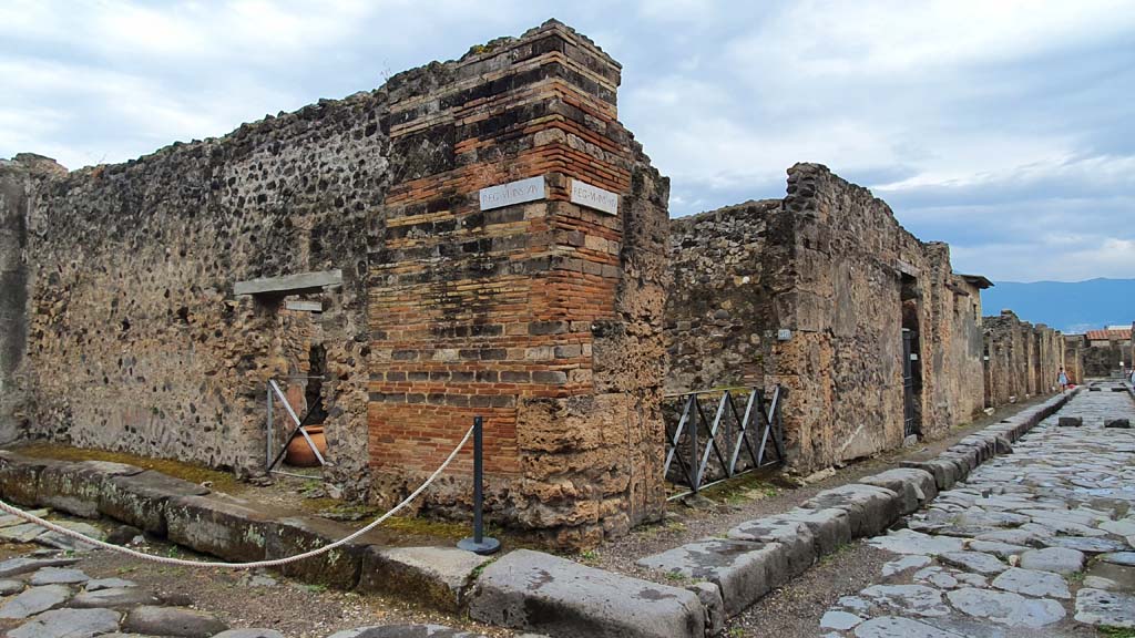 VI.14.36 Pompeii. October 2017. 
Looking south-east from Vicolo di Mercurio towards entrance doorways, VI.14.35, on left, and VI.14.36, in centre.
Foto Taylor Lauritsen, ERC Grant 681269 DÉCOR.

