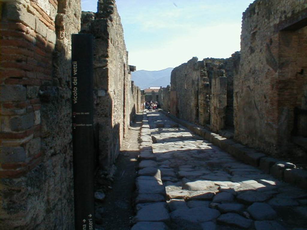 VI.14.36 Pompeii. October 2017. Looking north-east across bar-room counter towards doorway at VI.14.35, centre left.
Foto Taylor Lauritsen, ERC Grant 681269 DÉCOR.
