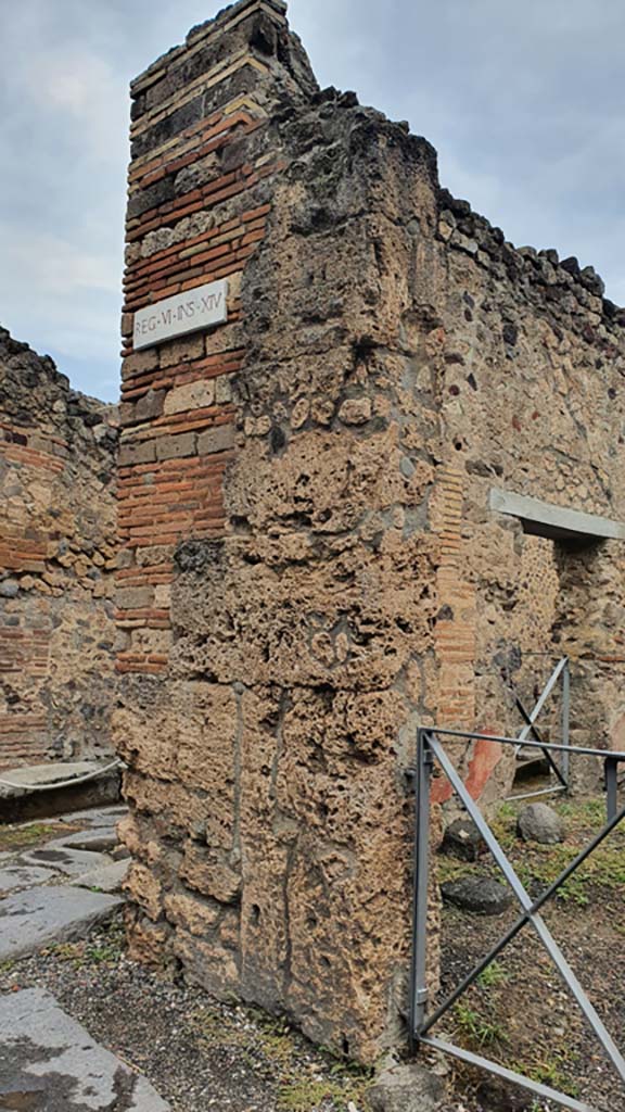 VI.14.36 Pompeii. October 2017. North wall of bar-room, with doorway at VI.14.35 onto Vicolo di Mercurio, in centre.
Foto Taylor Lauritsen, ERC Grant 681269 DÉCOR.
