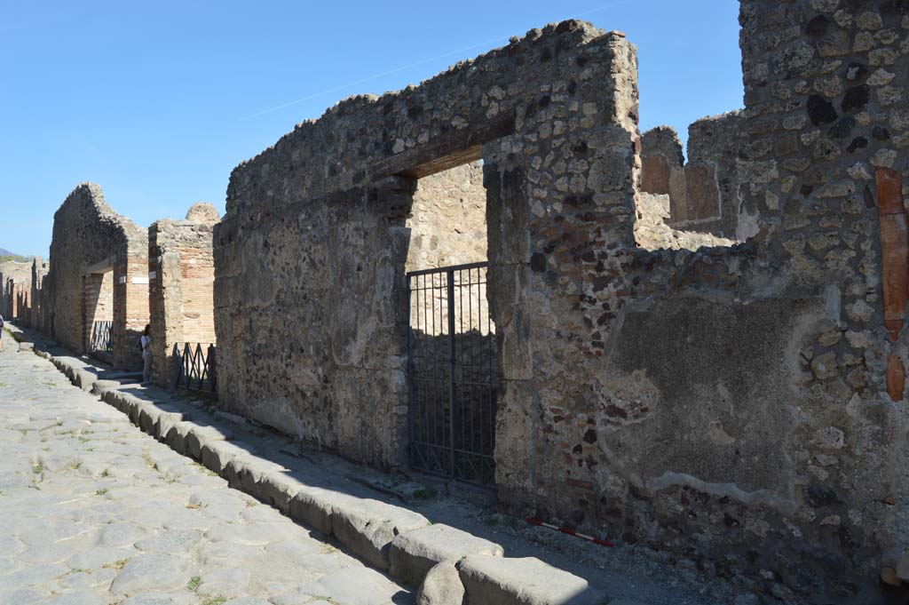 VI.14.37 Pompeii. October 2017. Looking north along east side of Vicolo dei Vettii towards entrance doorway, in centre.
Foto Taylor Lauritsen, ERC Grant 681269 DÉCOR.
