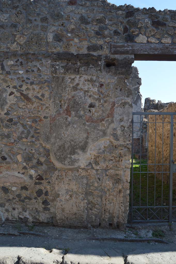 VI.14.37 Pompeii. October 2017. Detail of left (north) of entrance doorway.
Foto Taylor Lauritsen, ERC Grant 681269 DÉCOR.
