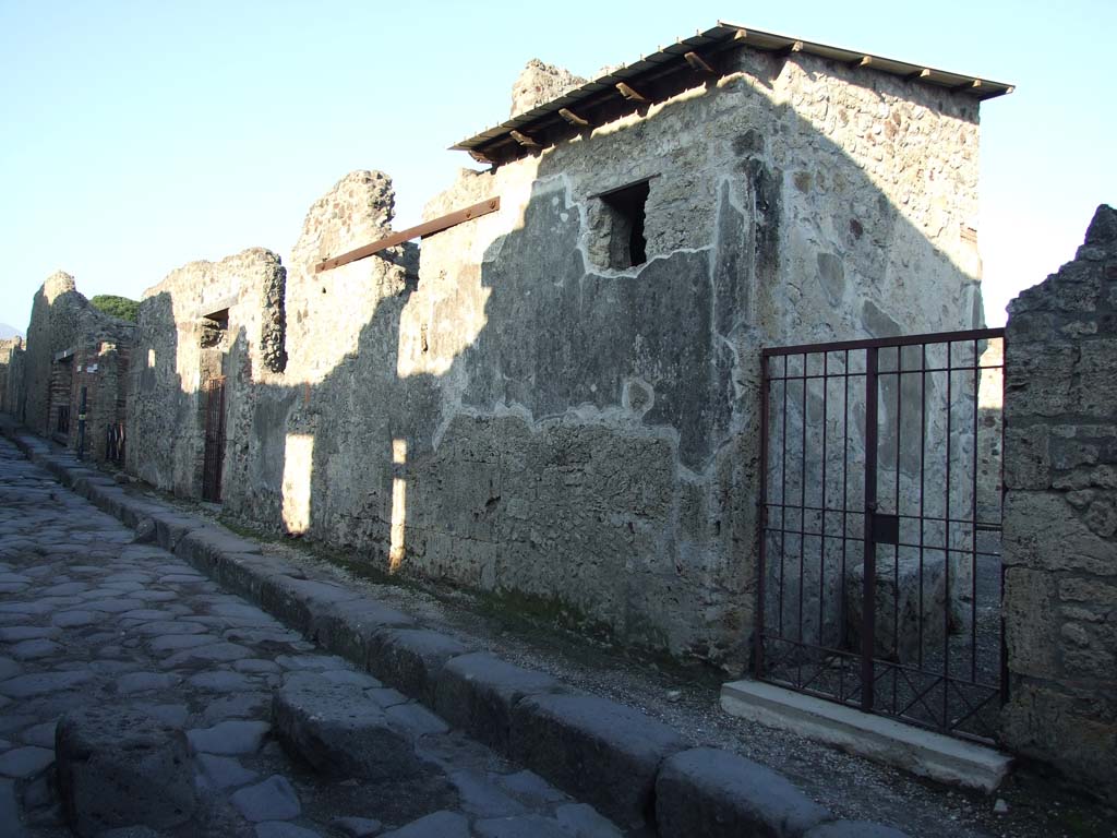 Wall between VI.14.37 and VI.14.38 on Vicolo dei Vettii.