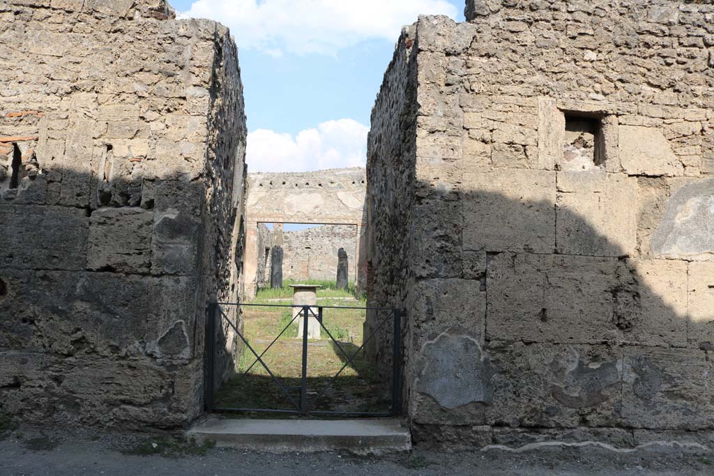 VI.14.40 Pompeii. December 2018. Entrance doorway on east side of Vicolo dei Vettii. Photo courtesy of Aude Durand.