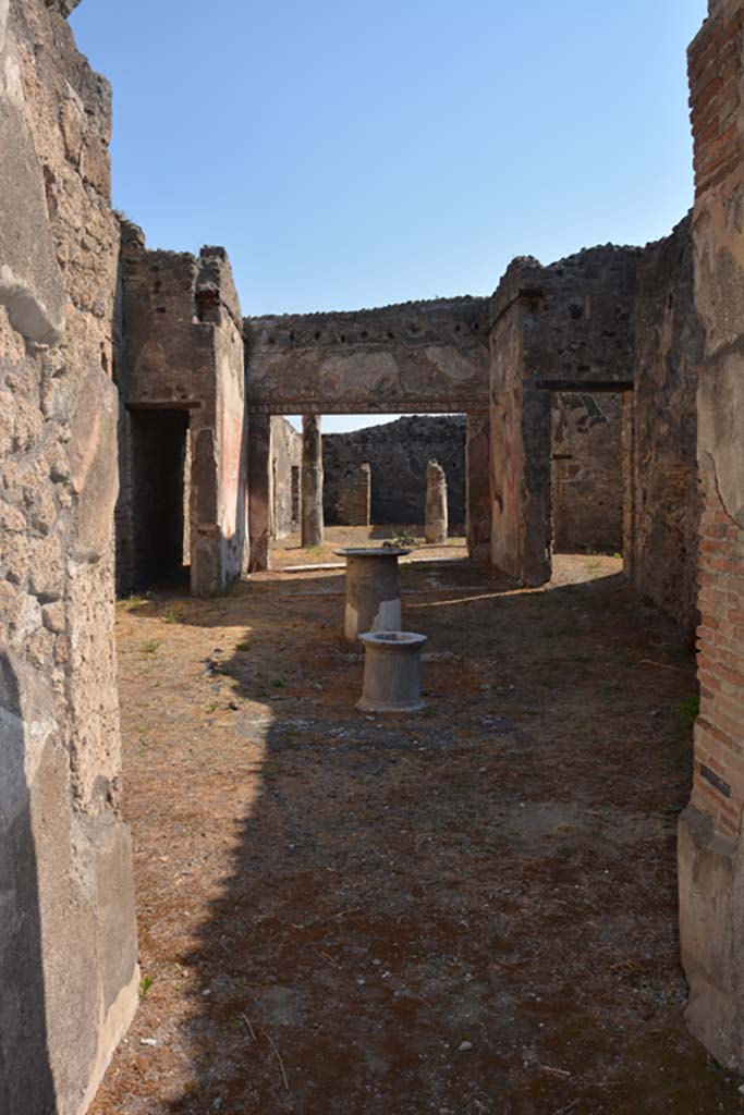 VI.14.40 Pompeii. December 2018. Looking east across atrium from entrance corridor. Photo courtesy of Aude Durand.